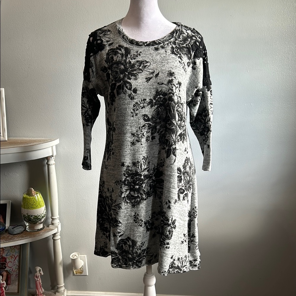 [Three Pink Hearts] Gray/Black Floral Sweater Dress - Size Large